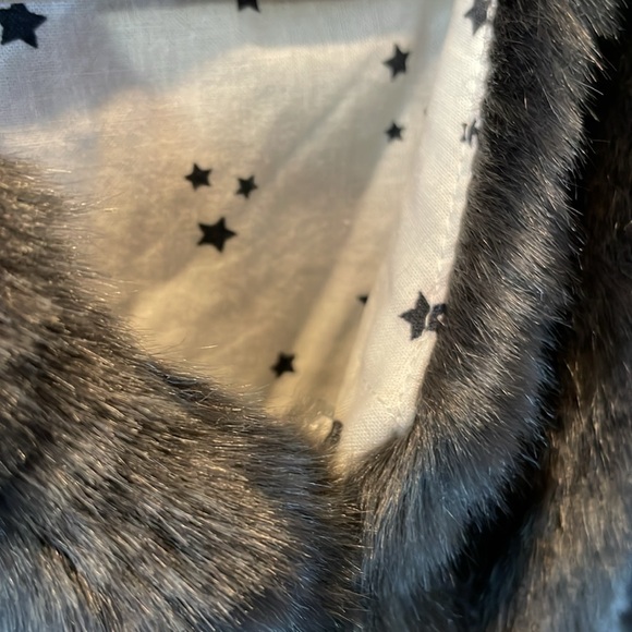 H&M Grey Faux Fur Vest with Star Lining - Toddler/Youth Size 18m - 2y - Picture 2 of 7